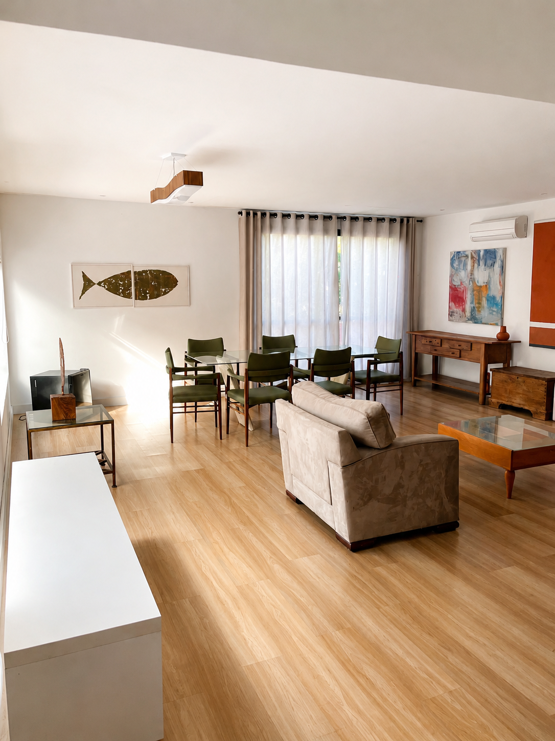 Casa cenográfica — sala de estar mobiliada com luz natural
